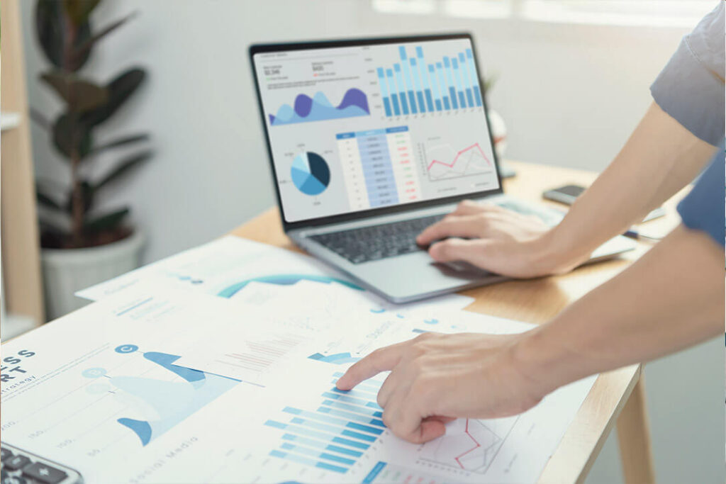 Facebook Ads Manager dashboard showing ROAS and campaign metrics